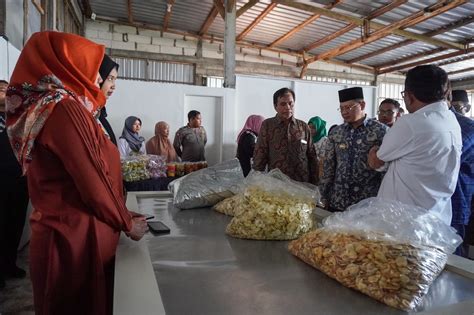 Pj Wali Kota Resmikan Launching Produk UMKM Pabrik UD SURYA MAS PPID