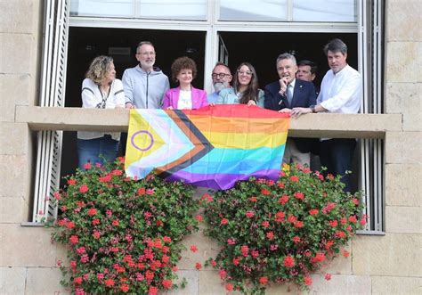 El Ayuntamiento de Logroño recibe y cuelga la bandera LGTBIQ con