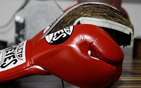 Así se fabrican los guantes de los campeones los de Cleto Reyes