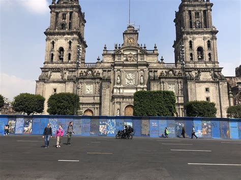 Mujeres Colocan Cruces En Palacio En Protesta Contra Los Feminicidios