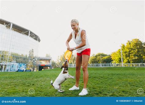 Mutter Mit Tochter Und Hunde Gehen In Den Park Mit Einer Fliegenscheibe