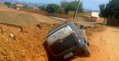 Carro cai em buraco de obra sem sinalização na cidade de Cajazeiras