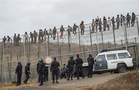 M S De Inmigrantes Saltan La Valla Y Acceden A Melilla