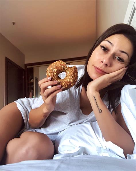 Marta Melro Mostra Abdominais Definidos Em Lingerie Reduzida