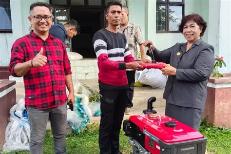 Serahkan Bantuan Sarana Perikanan Tangkap Bagi Nelayan Bupati Paulina