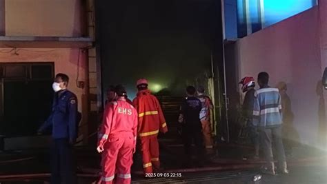 Dua Gudang Di Kepatihan Gresik Terbakar Hebat Butuh Tujuh Jam