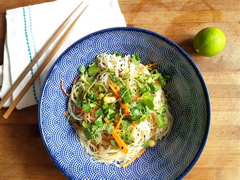 Asiatischer Glasnudelsalat Mit Vielen Kr Utern Vegane Rezepte