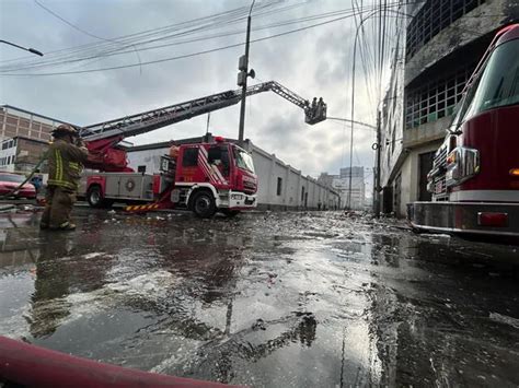 Surge nueva hipótesis del incendio en Barrios Altos bomberos combaten