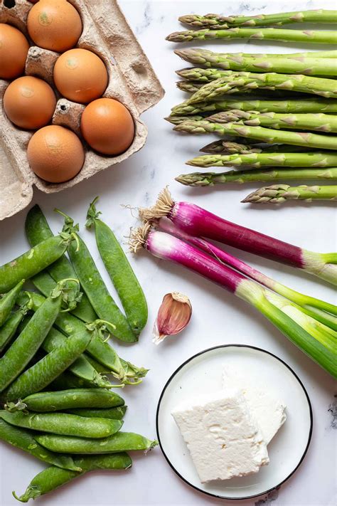 Grüne Spargel Frittata mit Erbsen Feta Rezept Elle Republic