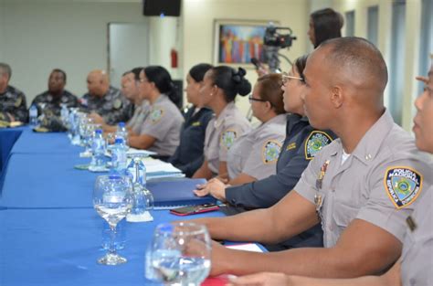 Miembros Policiales Presentan Tesis Sobre Gestión De Rrhh De Cara Al