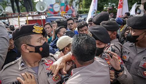 Aksi Saling Dorong Bem Si Dengan Polisi Di Kawasan Patung Kuda Foto