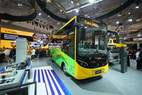 Luncurkan Canter Bus Dan Rayakan Tahun Canter Mitsubishi Fuso