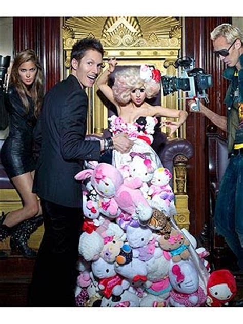 Notifarandulin Lady Gaga Aparece Con Un Vestido Con Peluches De Hello