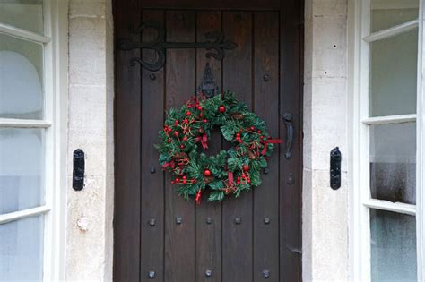 Tips Voor Het Ophangen Van Een Kerstkrans Aan Een Deur Max Vandaag