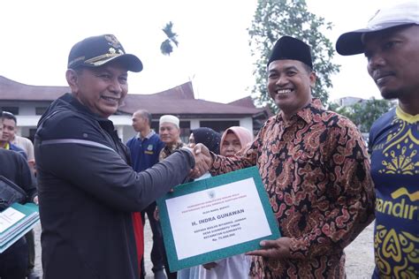 Tutup Kunjungan Kecamatan Di Ujung Batu Wabup Rohul Serahkan Bantuan