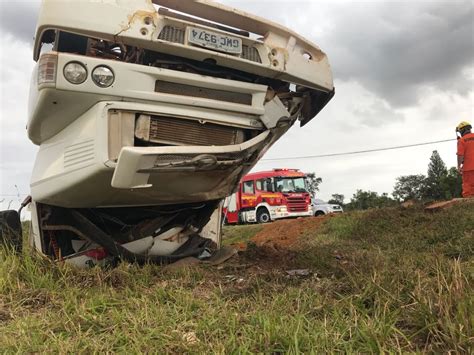 Caminhão perde freio e capota no Park Way em Brasília Distrito