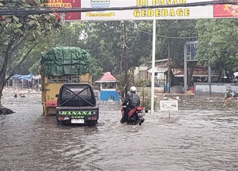 Hujan Deras Jalan Dan Akses Ke Pasar Gedebage Bandung Tergenang