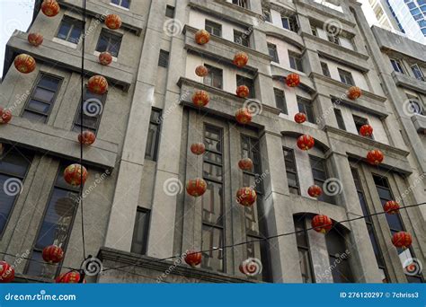 Lanternas Coloridas Vermelhas Chinesas Nas Ruas De Manila Imagem De