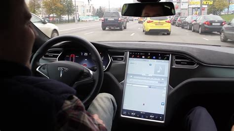 Le systeme d autopilote de la TESLA evite 2 accidents à ce taxi russe