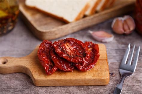 Tomates Secos En Aceite De Oliva En Un Mini Tablero Con Pan Casero En