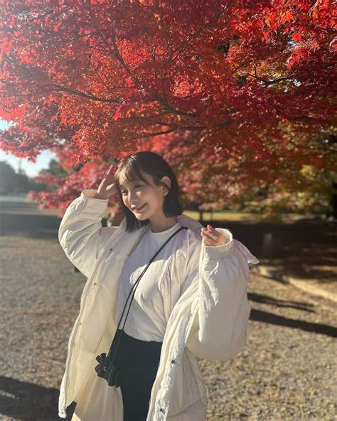 青戸しのさんのインスタグラム写真 青戸しのinstagram「紅葉🍁 お洋服タグ付けしてるよ🏷 京都御苑 紅葉スポット