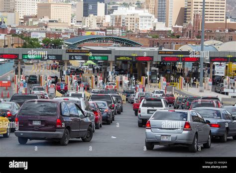 Mexico usa border crossing hi-res stock photography and images - Alamy