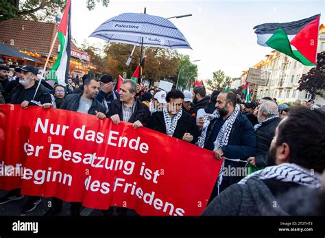 Menschen Nehmen Einer Demonstration In Solidaritaet Mit Palaestina In