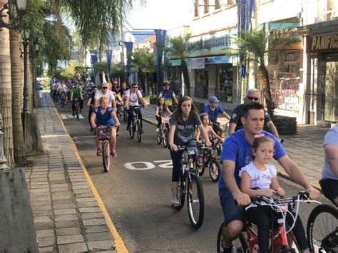 Passeio Ciclístico Dia das Crianças integra pessoas de todas as idades