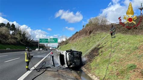 Incidente Stradale A Roma Sud Auto Si Ribalta E Prende Fuoco Salvo Il