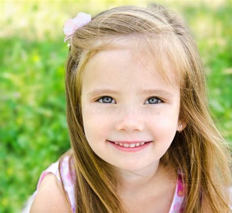 Menina De Sorriso Bonito No Prado Foto De Stock Imagem De Sorriso