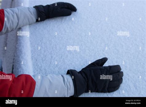 Mann Im Schnee Festgefahren Fotos Und Bildmaterial In Hoher Aufl Sung