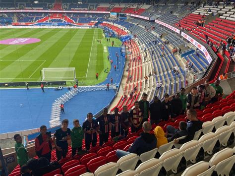 16 jeunes de la catégorie U15 U16 au Parc des Princes AS MONTIGNY LE