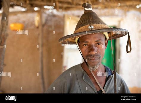 Homme d âge moyen portant un chapeau de fibre conique Fulani