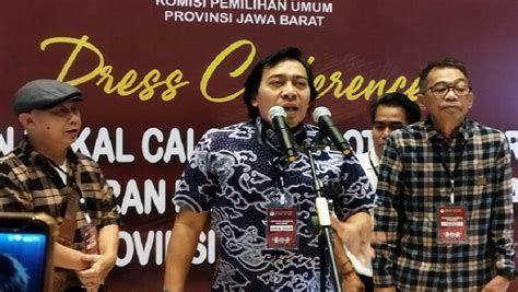 Komeng Diantar Bopak Dan Jarwo Daftar Sebagai Bacaleg DPD Di KPU Jabar