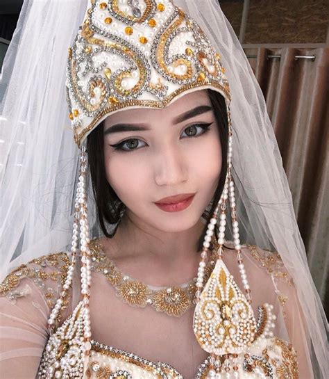 Kazakh Bride In 2020 Traditional Outfits Bride Folk Costume