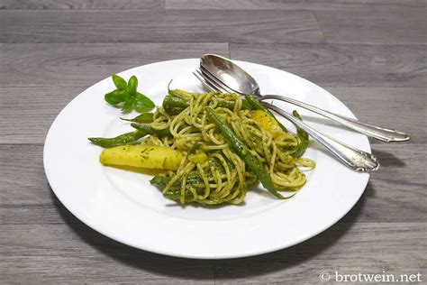 Pasta alla Genovese mit Pesto grünen Bohnen und Kartoffeln Brotwein