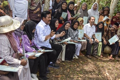 Penyerahan Sertifikat Tanah Eks Hak Guna Usaha Di Ciamis Antara Foto