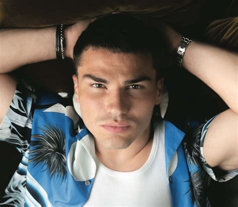 L Amour Est Dans Le Pr Le Portrait Du Candidat Gay Christophe