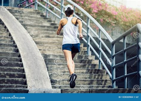 Deportista Que Funciona Con Para Arriba Las Escaleras De La Ciudad Foto