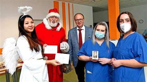 Krankenh User Delitzsch Eilenburg Weihnachtsmann Besucht Klinikmitarbeiter