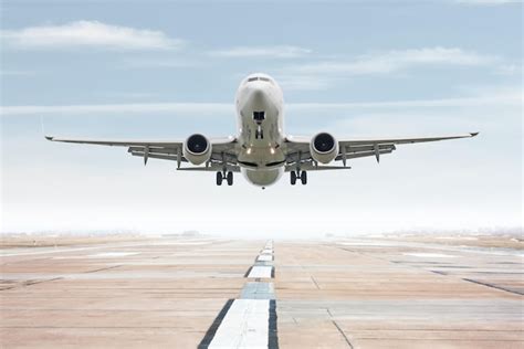 Avi N De Pasajeros Blanco Despega De La Pista Del Aeropuerto Foto Premium