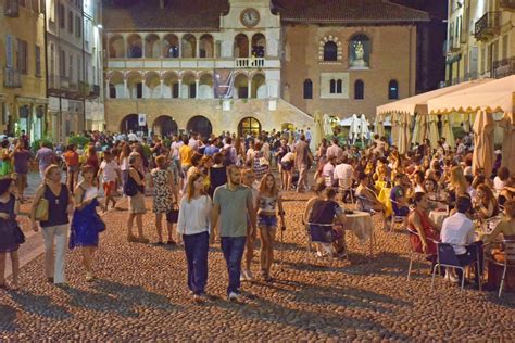 Pavia c era una volta la movida che arricchiva il calo del business è