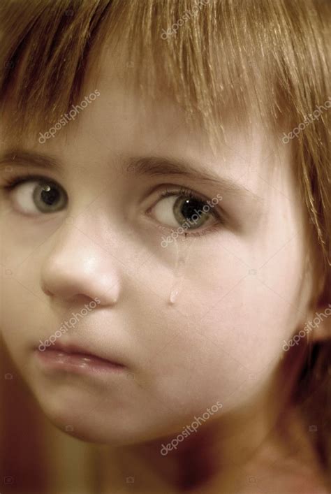 Niña llorando con lágrimas fotografía de stock eric1513 9251985