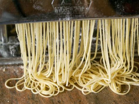 Pâtes fraîches maison au laminoir à la semoule fine tagliatelles