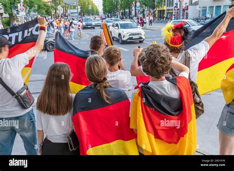 Junge Fußballfans feiern den deutschen Sieg im Spiel gegen Ungarn