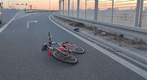 Motocyklista zderzył się z rowerzystą Jeden z mężczyzn trafił do