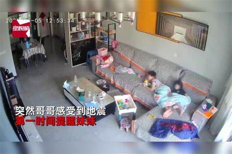 哥哥感受到地震 第一时间拉妹妹的手躲进厕所 妈妈看监控很安慰 妹妹 地震 厕所