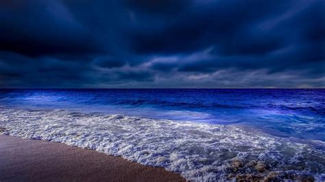 Cloudy dusk on the beach - backiee