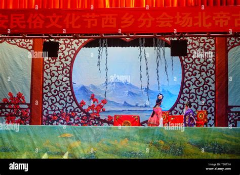 Shenzhen China People Watch A Traditional Puppet Show At The