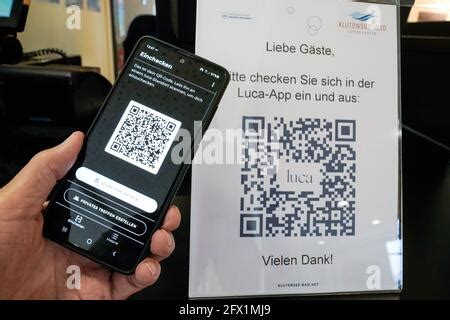 L application Luca sur un smartphone scanne un code QR Luca à l entrée